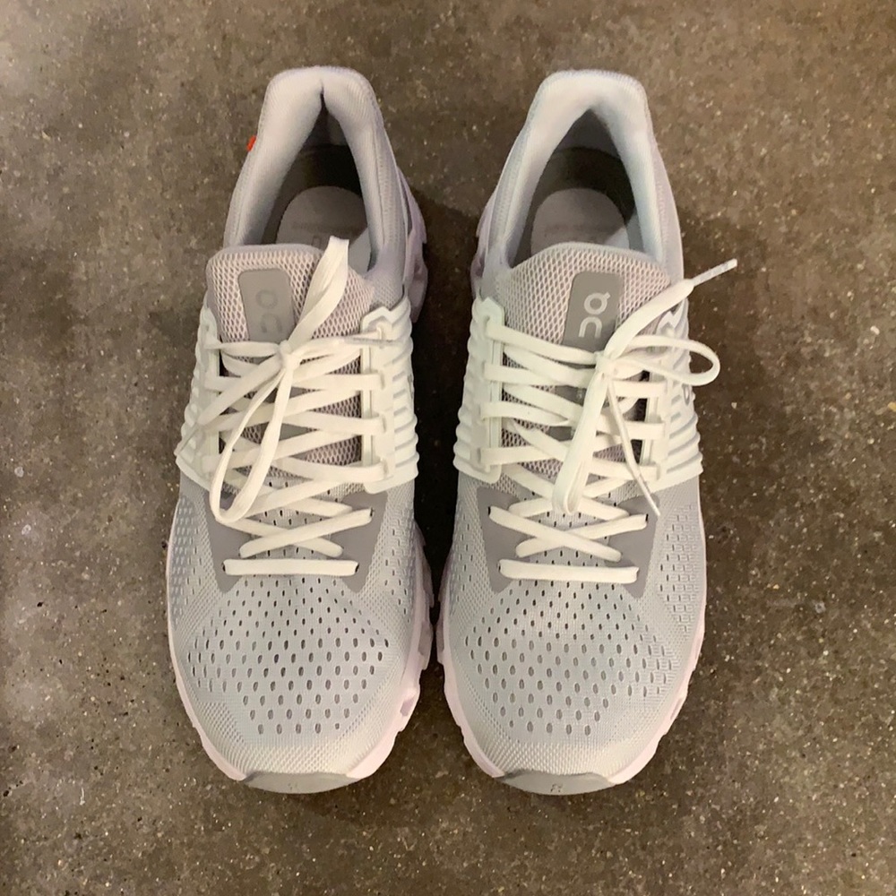 Like new white oncloud sneakers - size 11